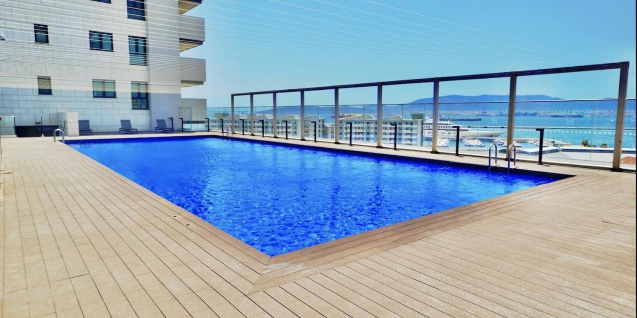 Luxurious Central Apartment With Pool ジブラルタル エクステリア 写真